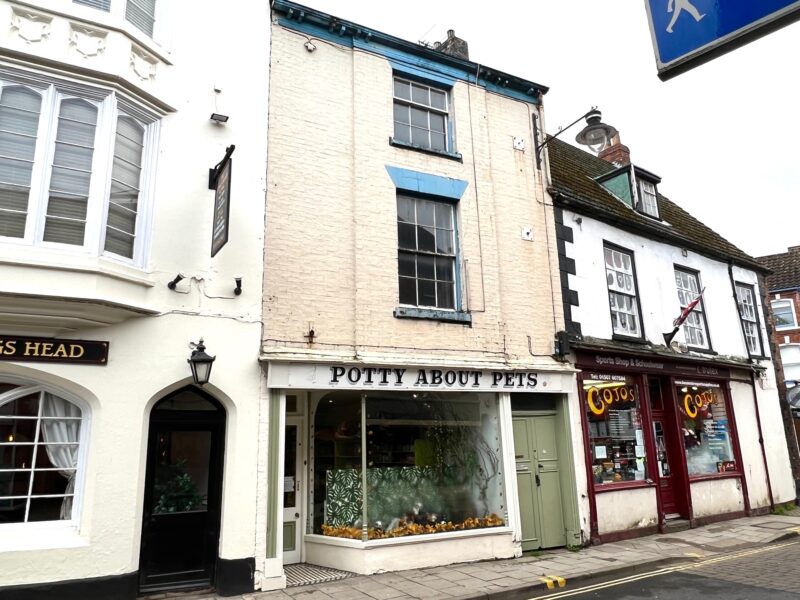 8 & 8a Mercer Row
Louth
LN11 9JQ