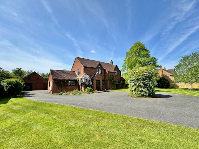 76 Kenwick Road
Louth
LN11 8EN